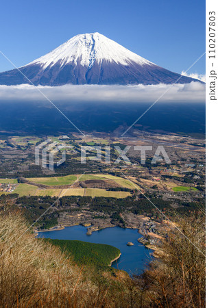 長者ヶ岳より望む富士山と田貫湖の絶景 110207803