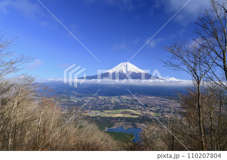 長者ヶ岳より望む富士山と田貫湖の絶景 長者ヶ岳より望む富士山と田貫湖の絶景 110207804