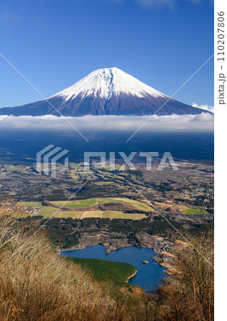 長者ヶ岳より望む富士山と田貫湖の絶景 110207806