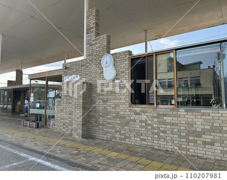 群馬県富岡市、富岡製糸場の最寄り駅、上州富岡駅です。 110207981