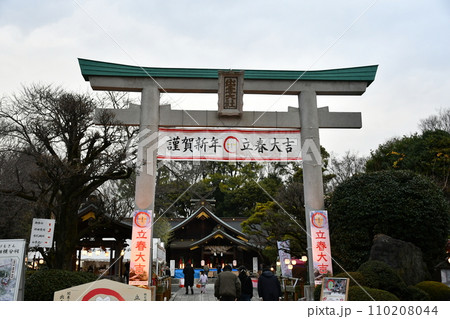 鳥居のある参道 鳥居のある参道 110208044