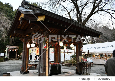 鳥居のある参道 110208051