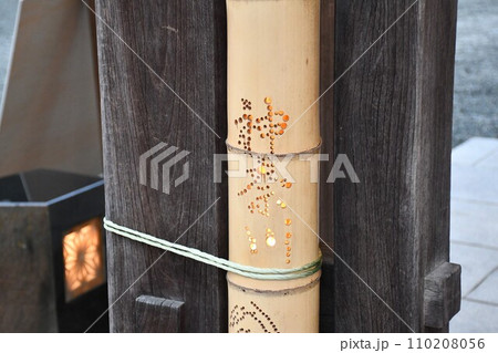 鳥居のある参道 110208056