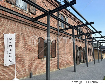 群馬県富岡市、上州富岡駅近くの群馬県立世界遺産センターの一号館の建物です。 110208205