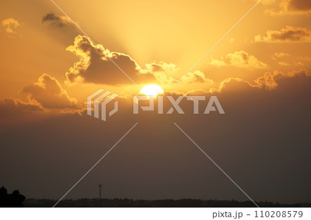 神々しい朝日 神々しい朝日 110208579