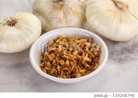 Dried roasted onion flakes for culinary Dried roasted onion flakes for culinary 110208740