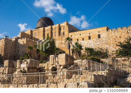 Al-Aqsa Mosque seen from the Western Wall under blue sky, Jerusalem, Israel 110209069