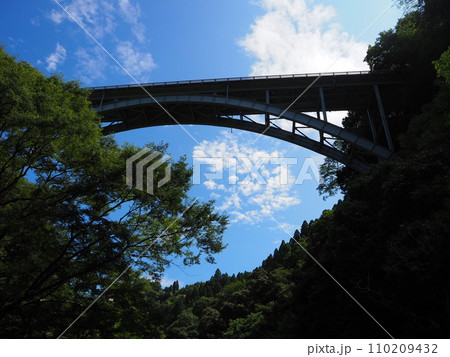 真名井の滝と高千穂峡の風景 真名井の滝と高千穂峡の風景 110209432