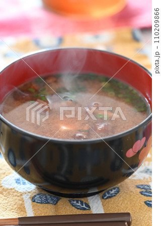 湯気のあがった温かい、なめこの味噌汁 湯気のあがった温かい、なめこの味噌汁 110209866