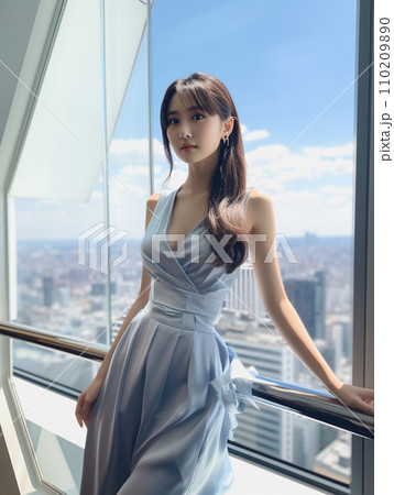 高層階のオフィスに立つ若い女性 高層階のオフィスに立つ若い女性 110209890