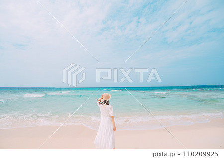 南国の美しいビーチで寛ぐ女性 南国の美しいビーチで寛ぐ女性 110209925