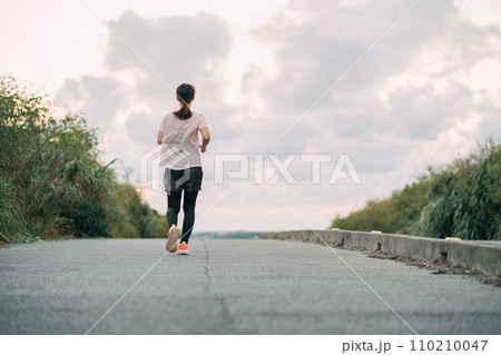 ジョギングをする女性 110210047