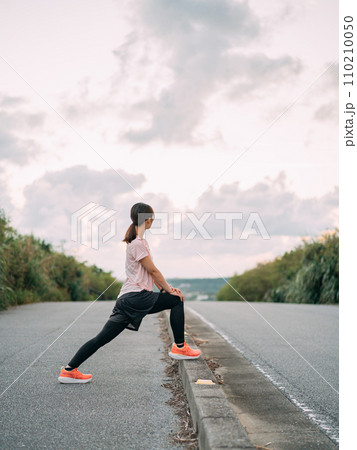 ジョギングをする女性 110210050