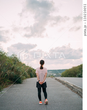 ジョギングをする女性 110210051