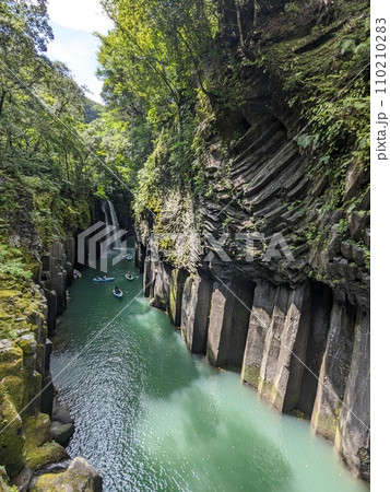 高千穂峡の美しい景色を貸しボートで楽しむ人々 110210283