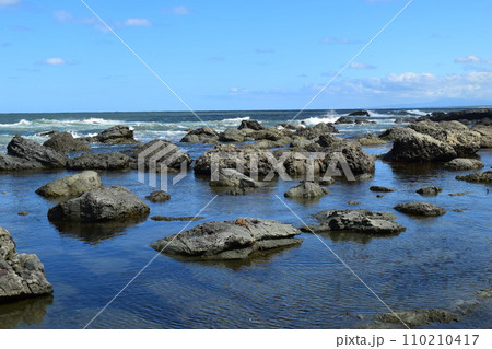 湯野浜海岸の岩場風景 110210417