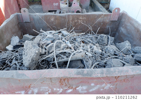 鉄箱に入ったコンクリートガラ 110211262