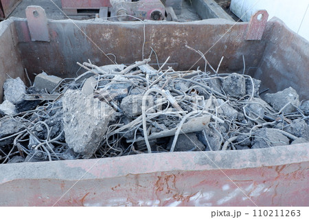 スクラップ箱に入ったコンクリートガラ スクラップ箱に入ったコンクリートガラ 110211263