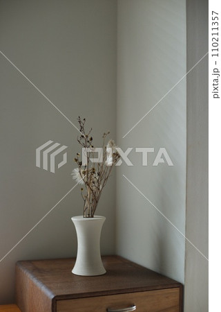 光に照らされる花瓶に入れたドライフラワー 光に照らされる花瓶に入れたドライフラワー 110211357