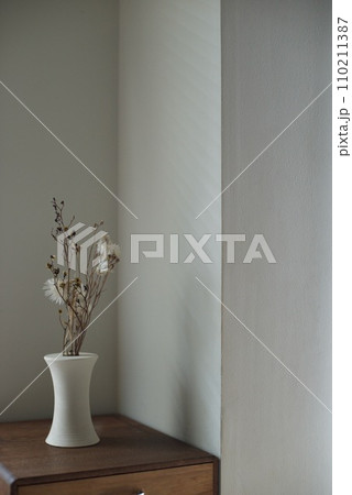 光に照らされる花瓶に入れたドライフラワー 光に照らされる花瓶に入れたドライフラワー 110211387