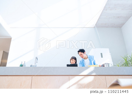 パパと一緒に料理をする子供 パパと一緒に料理をする子供 110211445