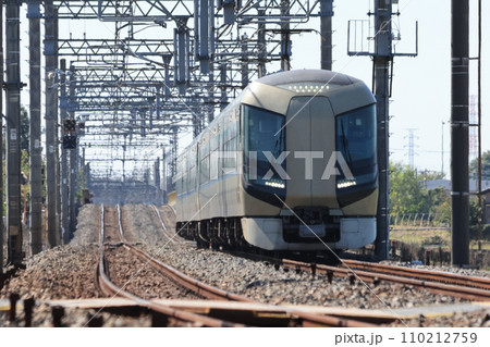 こちらに高速で向かって進行して来る特急リバティー号の電車 こちらに高速で向かって進行して来る特急リバティー号の電車 110212759