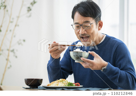 食事をする50代の男性 110212846
