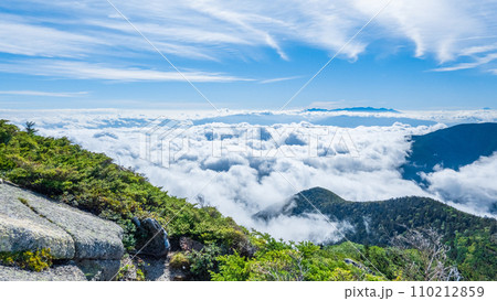 夏の常念岳登山（三股登山口～前常念岳：八ヶ岳方面の眺め） 110212859
