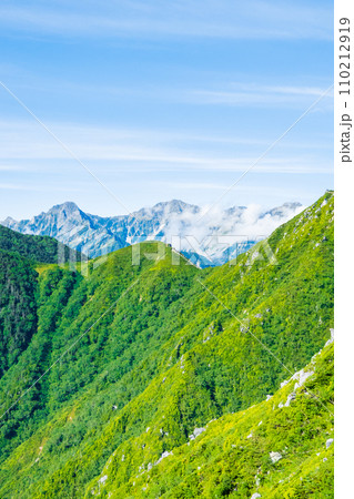 夏の常念岳登山（三股登山口～前常念岳：穂高連峰を望む） 110212919