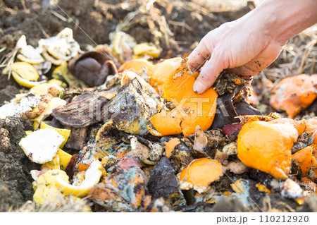 堆肥を作る農家 堆肥を作る農家 110212920