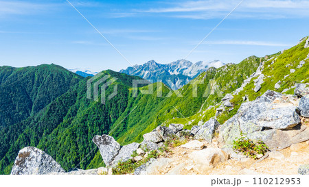 夏の常念岳登山（三股登山口～前常念岳：穂高連峰を望む） 110212953