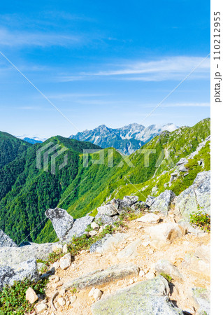 夏の常念岳登山（三股登山口～前常念岳：穂高連峰を望む） 110212955