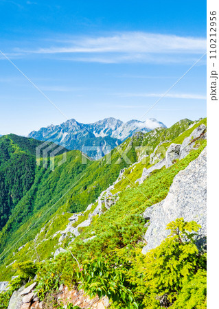 夏の常念岳登山（三股登山口～前常念岳：穂高連峰を望む） 110212956
