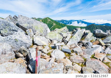 夏の常念岳登山（前常念岳山頂） 110212987