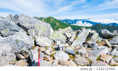 夏の常念岳登山(前常念岳山頂) 夏の常念岳登山(前常念岳山頂) 110212988