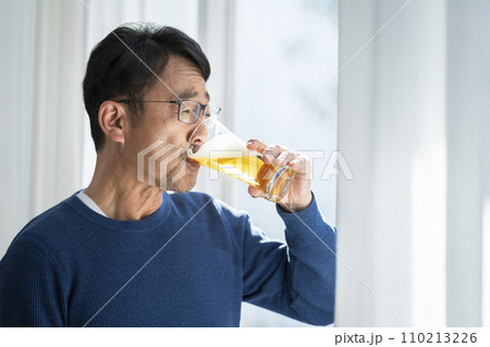 ビールを飲む中年男性 横顔 ビールを飲む中年男性 横顔 110213226