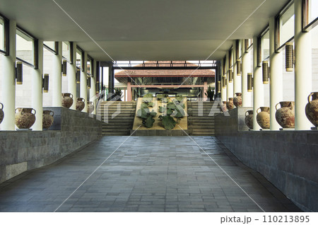 リゾートホテルエントランスの回廊 リゾートホテルエントランスの回廊 110213895