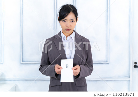 辞表を提出するキャリア女性 110213971