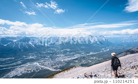 山の中から見た風景 登山 110214251