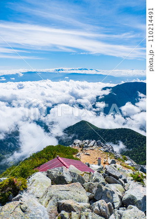 夏の常念岳登山（前常念岳山頂から八ヶ岳方面の眺め） 110214491