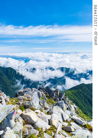 夏の常念岳登山(前常念岳山頂から安曇野方面の眺め) 夏の常念岳登山(前常念岳山頂から安曇野方面の眺め) 110214498