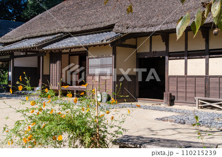 茅葺屋根と庭 茅葺屋根と庭 110215239
