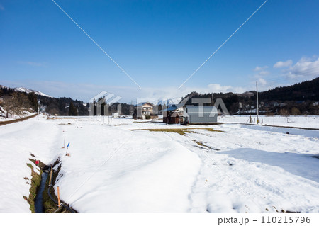 新潟県魚沼市の町並み　只見線の線路　魚沼田中近く　冬晴れの青空　田舎の散歩 110215796