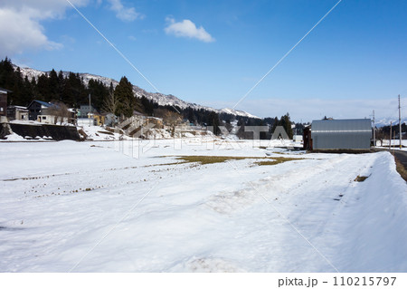 新潟県魚沼市の町並み　只見線の線路を眺める　魚沼田中近く　冬晴れの青空　田舎の散歩 110215797