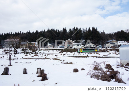 新潟県魚沼市の町並み　只見線の電車　魚沼田中近く　冬晴れの青空　田舎の散歩 110215799