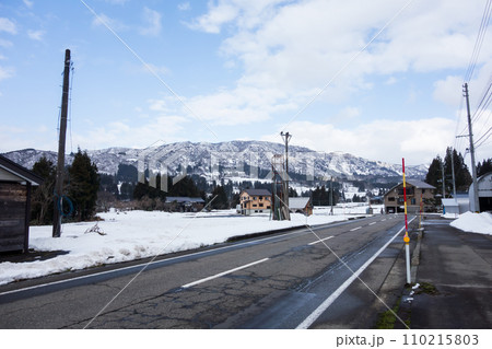 新潟県魚沼市の町並み アクシオムスキー場跡地の前の道 冬晴れの青空 田舎の散歩 新潟県魚沼市の町並み アクシオムスキー場跡地の前の道 冬晴れの青空 田舎の散歩 110215803