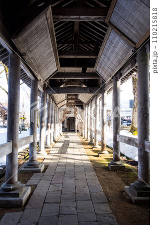 普光寺・毘沙門堂 不動明王石像へ続く回廊 浦佐駅近く 冬晴れの青空 新潟県南魚沼市 普光寺・毘沙門堂 不動明王石像へ続く回廊 浦佐駅近く 冬晴れの青空 新潟県南魚沼市 110215818