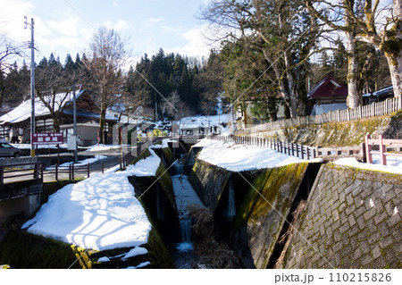 普光寺・毘沙門堂 雪の水路 浦佐駅の近く 冬晴れの青空 新潟県南魚沼市 普光寺・毘沙門堂 雪の水路 浦佐駅の近く 冬晴れの青空 新潟県南魚沼市 110215826