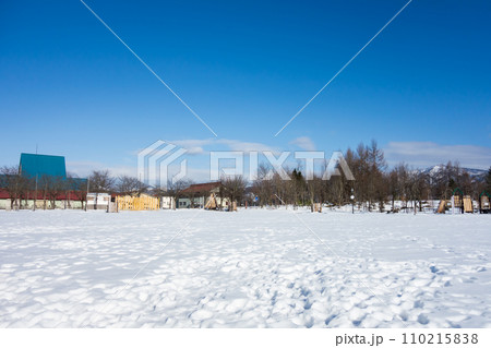 八色の森公園 雪原 冬晴れの青空 新潟県南魚沼市 八色の森公園 雪原 冬晴れの青空 新潟県南魚沼市 110215838