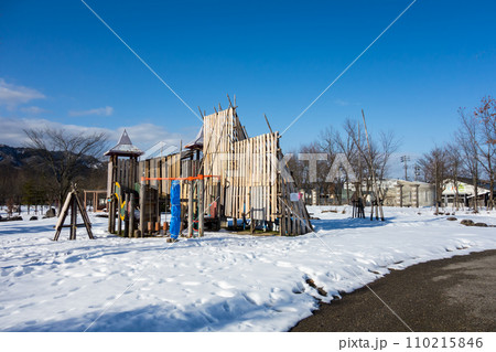 八色の森公園 雪と遊具 冬晴れの青空 新潟県南魚沼市 八色の森公園 雪と遊具 冬晴れの青空 新潟県南魚沼市 110215846